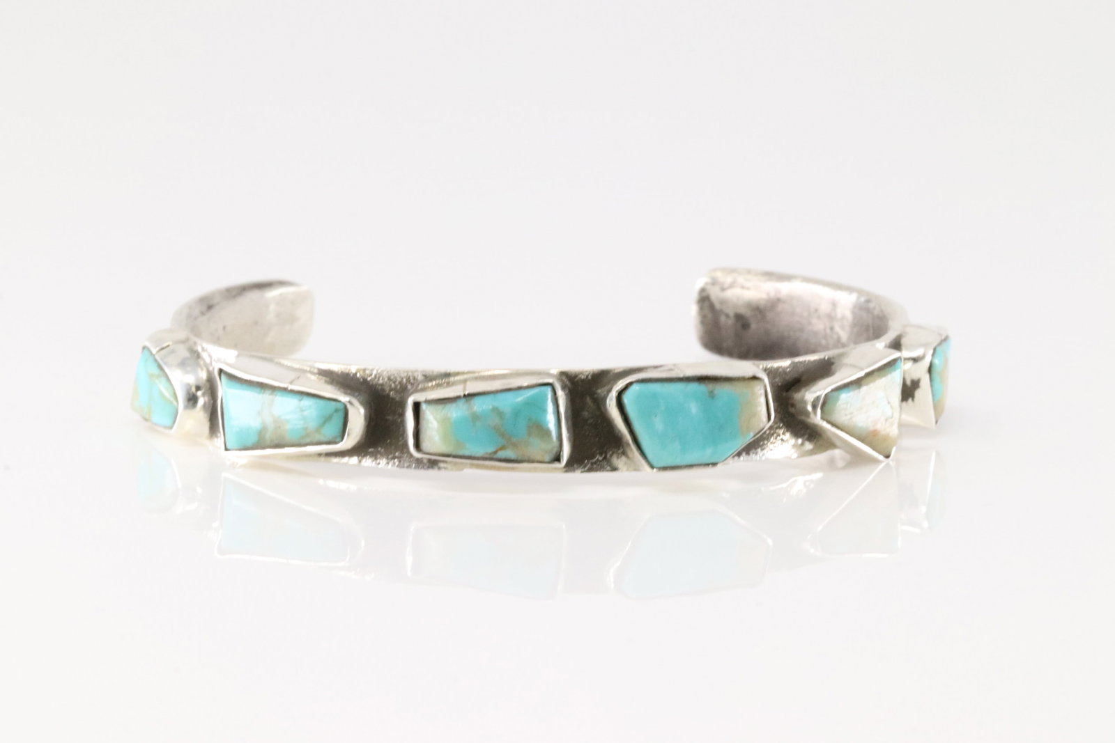 Native America Zuni Sterling Silver Kingman Turquoise Bracelet By Jude Candelaria.: This is a Native America Zuni Sterling Silver Kingman Turquoise Bracelet By Jude Candelaria.