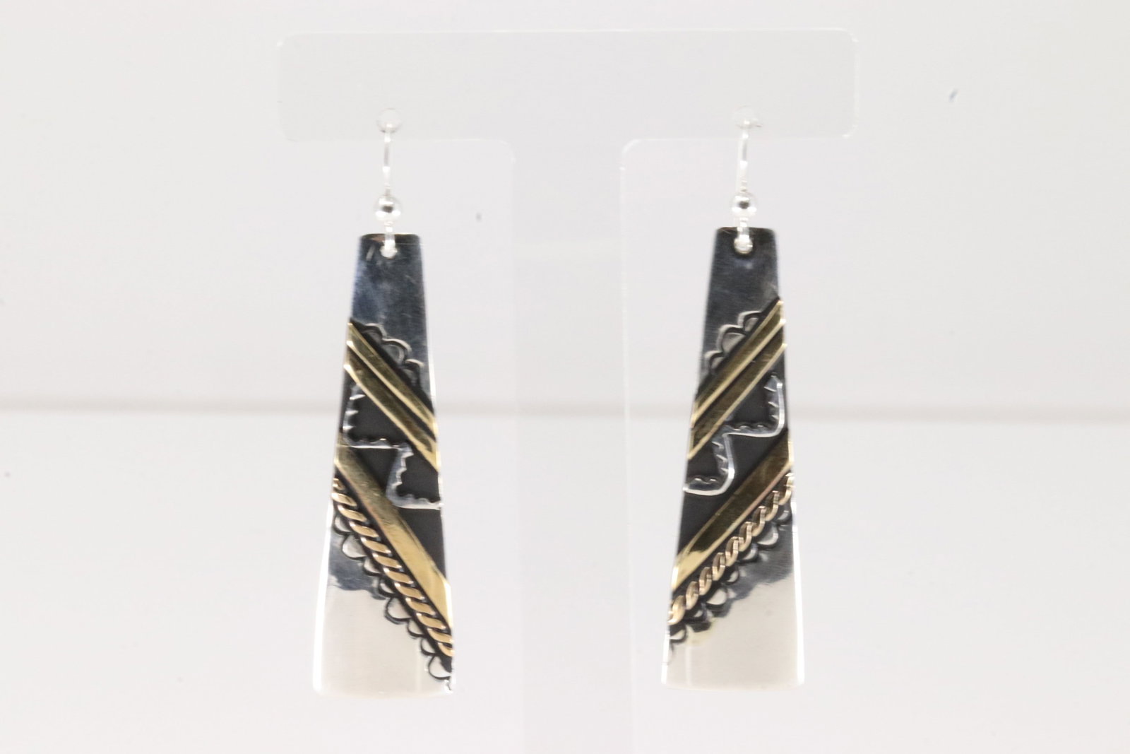 Native America Navajo Sterling Silver Design Dangling Earring's By T&R Singer.: This is a Native America Navajo Sterling Silver Design Dangling Earring's By T&R Singer.