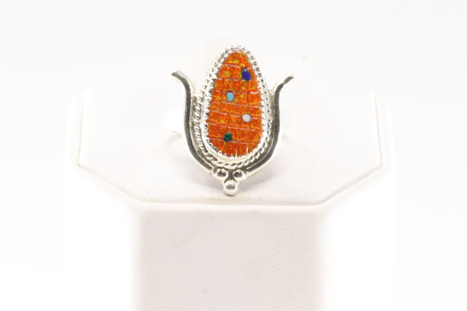 Native America Zuni Sterling Silver Spiny Oyster Corn Ring By K.Etzate.: This is a Native America Zuni Sterling Silver Spiny Oyster Corn Ring By K.Etzate. Ring size: 8.00.