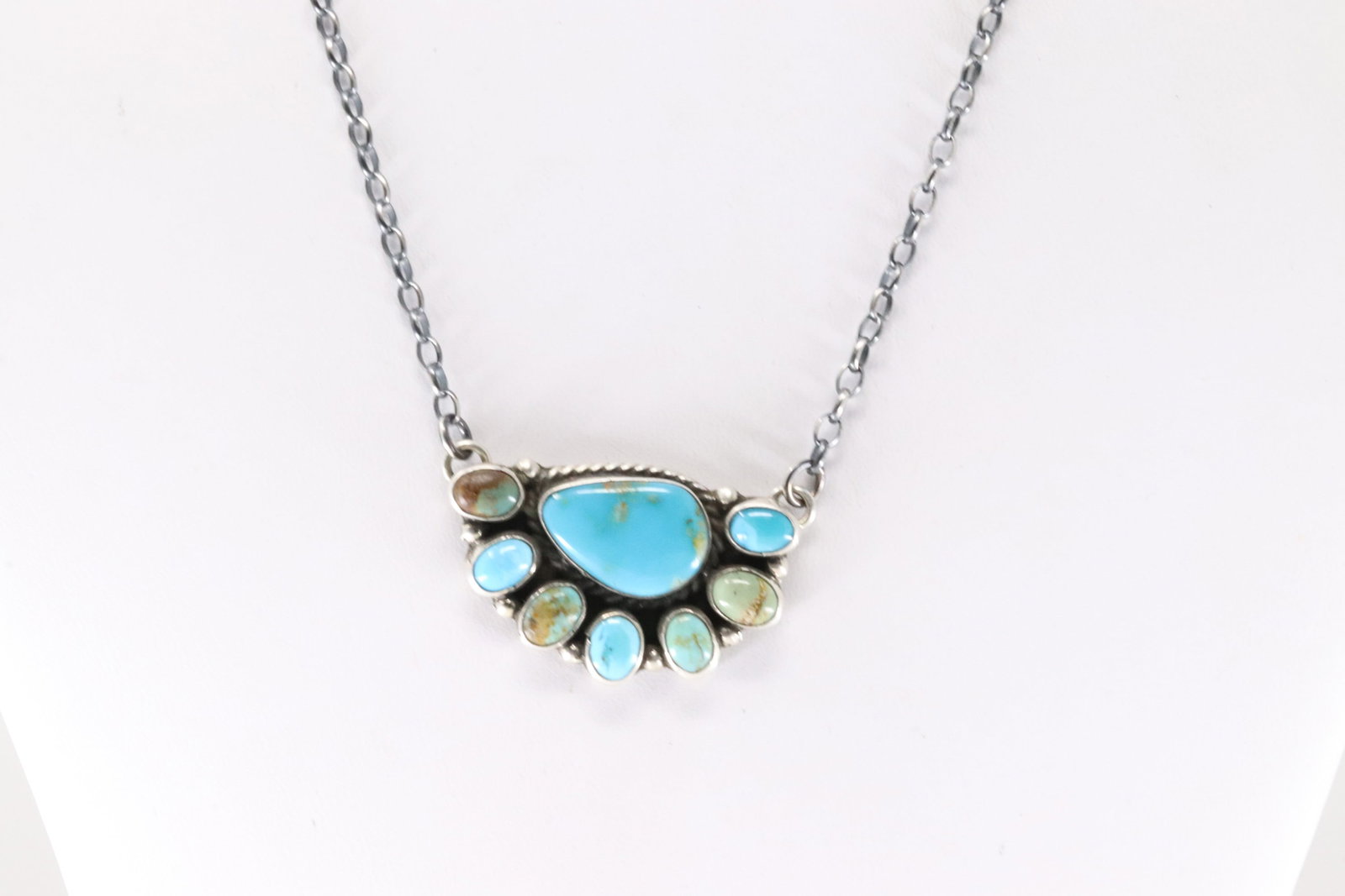 Native America Navajo Sterling Silver Kingman Turquoise Necklace By Geraldine James.: This is a Native America Navajo Sterling Silver Kingman Turquoise Necklace By Geraldine James. Necklace length: 16.00"