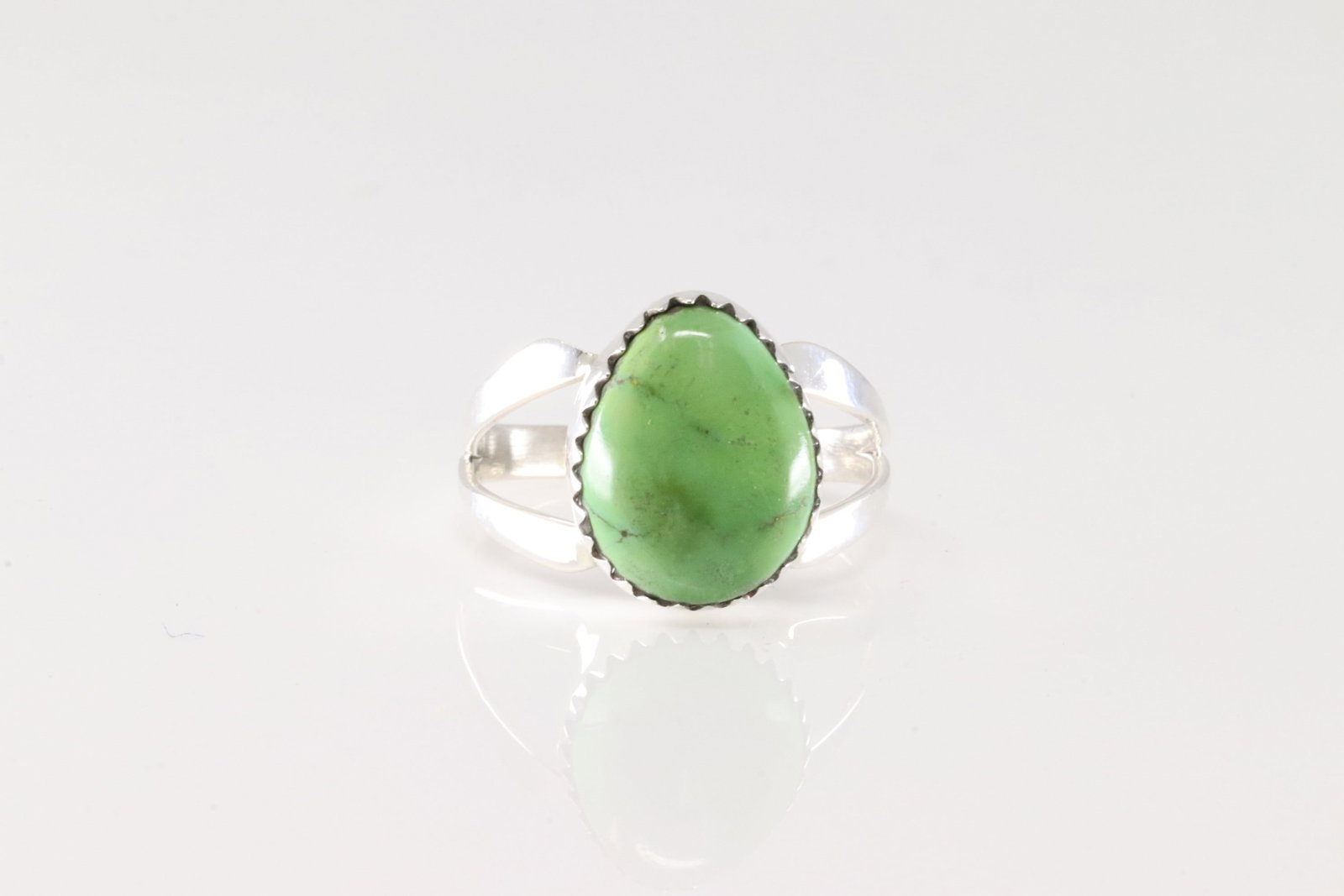 Native America Navajo Sterling Silver Turquoise Ring By Gerald Joe.: This is a Native America Navajo Sterling Silver Turquoise Ring By Gerald Joe. Ring size: 7.00.
