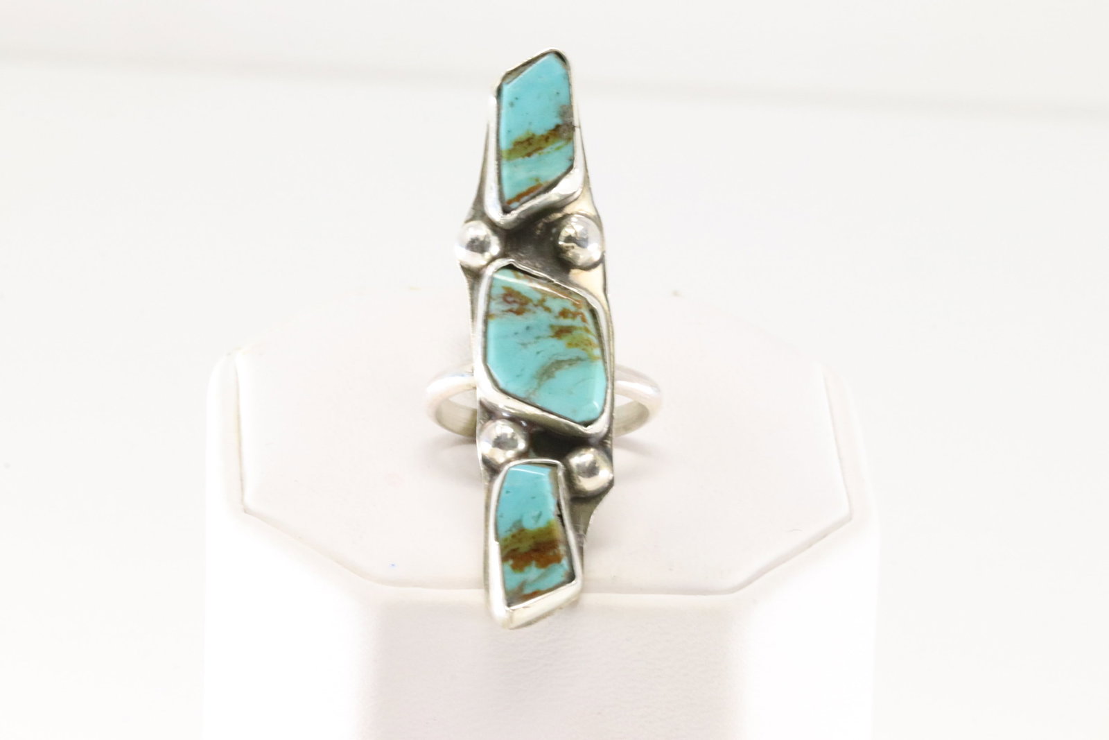 Native America Zuni Sterling Silver Kingman Turquoise Ring By Jude Candelaria.: This is a Native America Zuni Sterling Silver Kingman Turquoise Ring By Jude Candelaria. Rin size: 6.25.