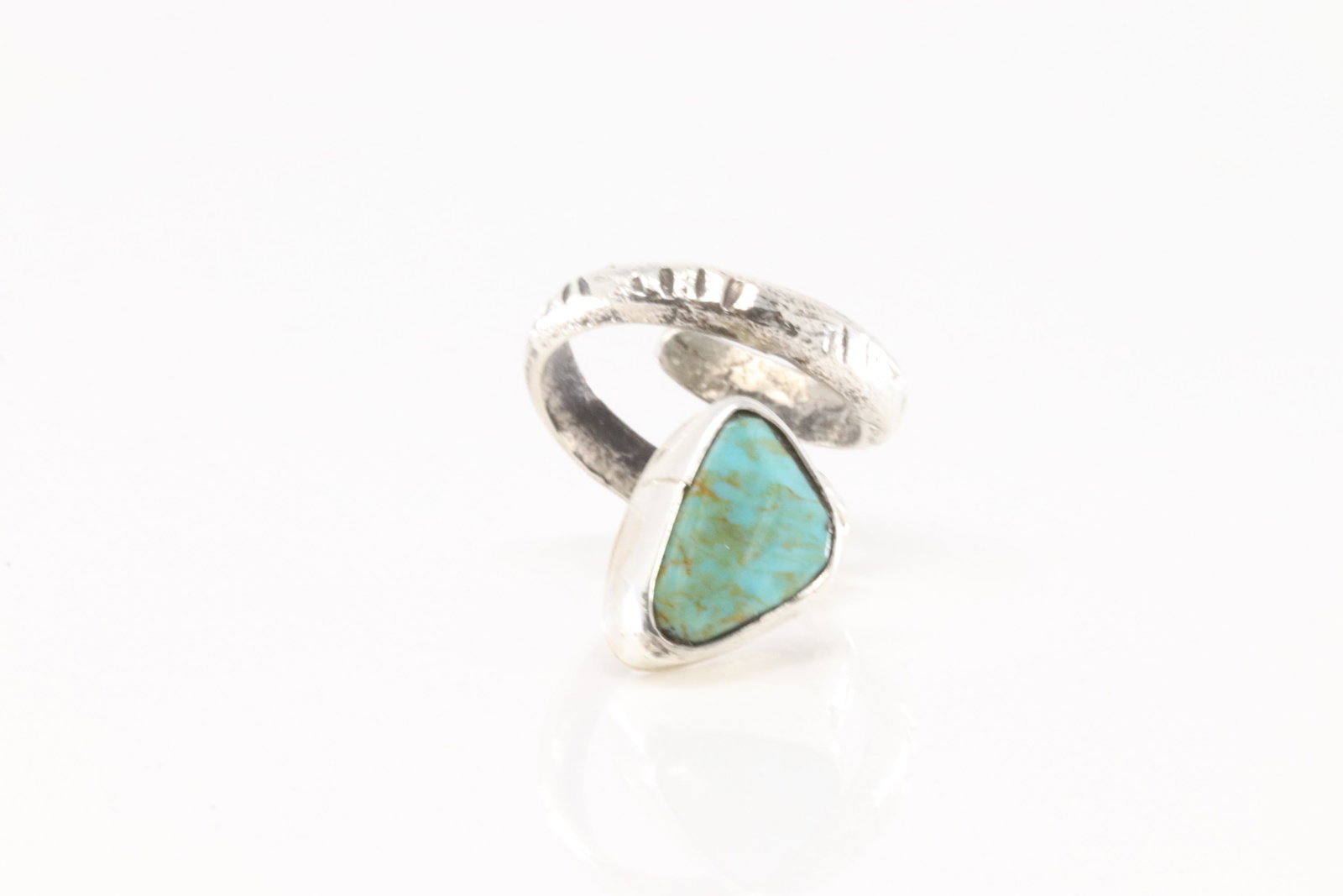 Native America ZuniSterling Silver Kingman Turquoise Ring By Jude Candelaria.: This is a Native America ZuniSterling Silver Kingman Turquoise Ring By Jude Candelaria. Ring size: 7.50.