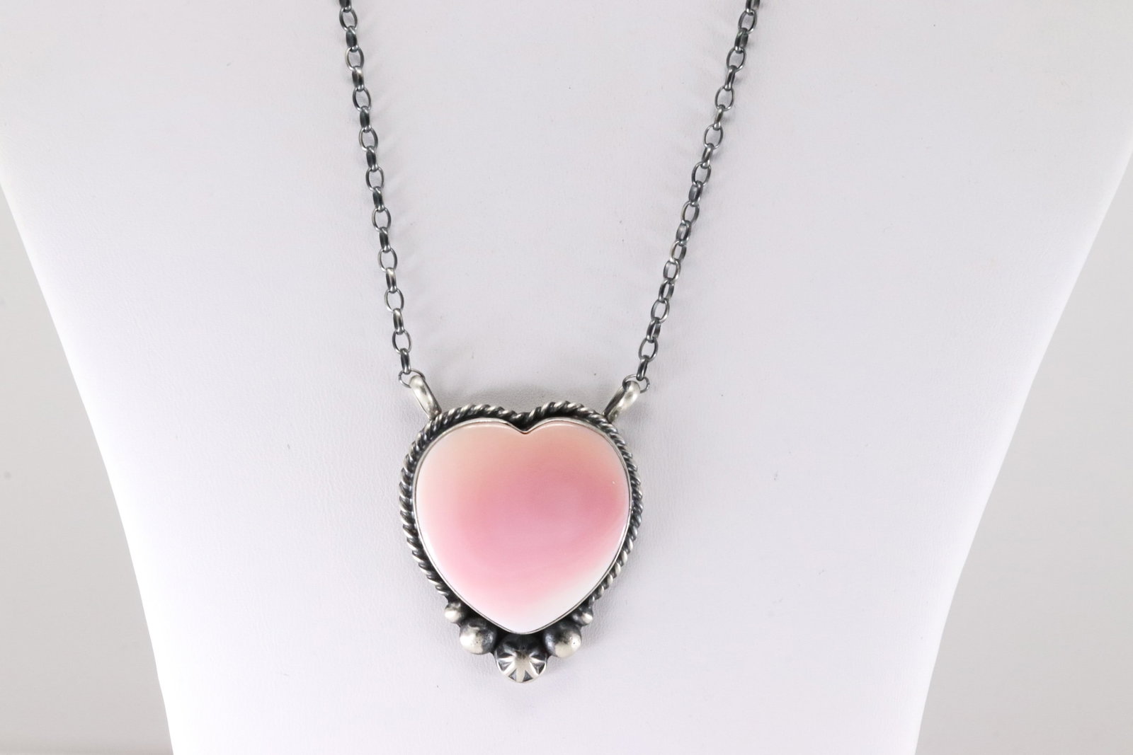 Native America Navajo Sterling Silver Pink Conch Shell Heart Necklace By Augustine Largo.: This is a Native America Navajo Sterling Silver Pink Conch Shell Heart Necklace By Augustine Largo. Necklace length: 18.00"