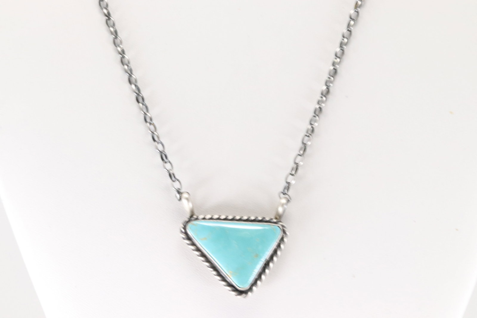 Native America Navajo Sterling Silver Kingman Turquoise Necklace By Augustine Largo.: This is a Native America Navajo Sterling Silver Kingman Turquoise Necklace By Augustine Largo. Necklace length: 18.00"