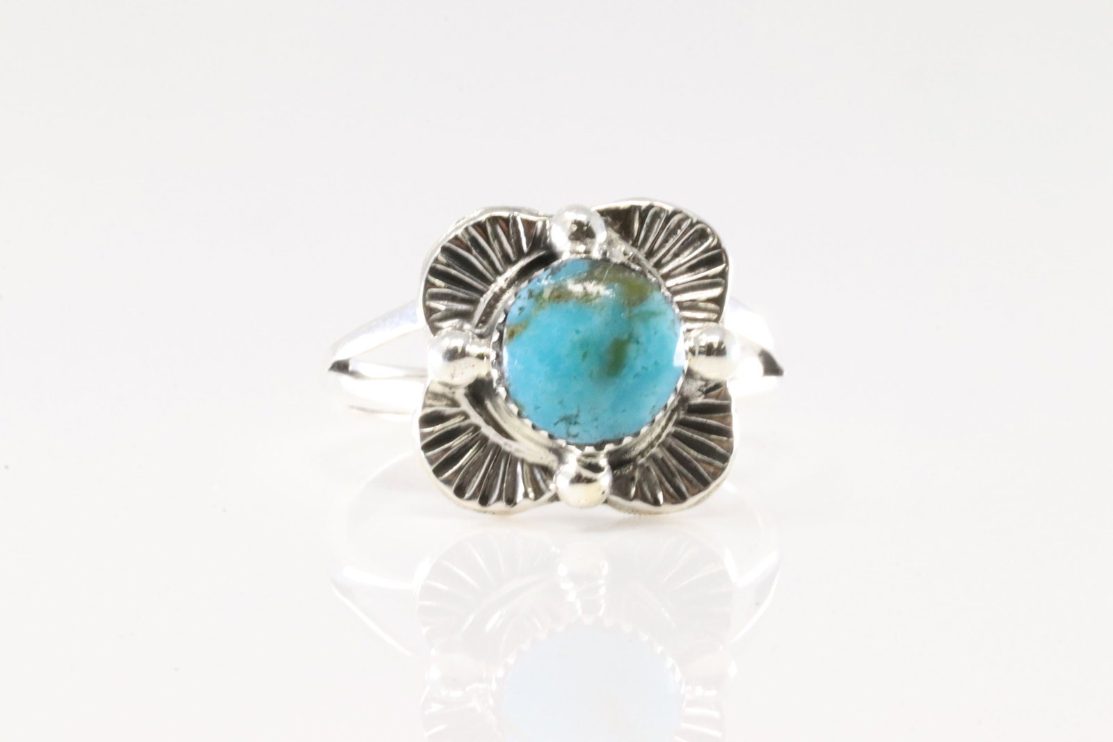 Native America Navajo Sterling Silver Turquoise Ring By Dorothy Lee.: This is a Native America Navajo Sterling Silver Turquoise Ring By Dorothy Lee. Ring size: 7.00.