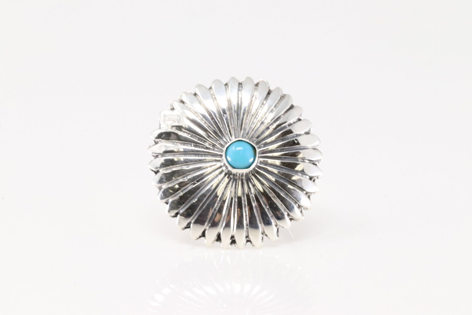 Native America Navajo Sterling Silver Turquoise Ring By Alice R Saunders.: This is a Native America Navajo Sterling Silver Turquoise Ring By Alice R Saunders. Ring size: 7.50.