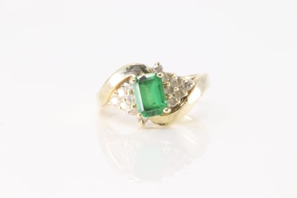 Elegant Emerald & Diamond Ring 14Kt.
