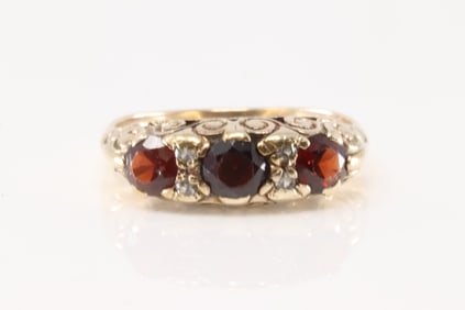 Garnet & Diamond Ring 9Kt.