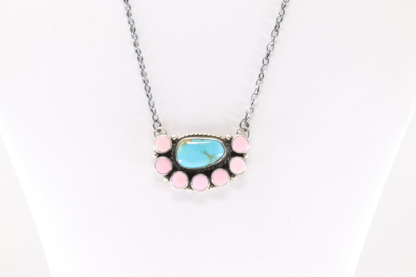 Native America Navajo Sterling Silver Pink Conch & Kingman Turquoise Necklace By Geraldine James.: This is a Native America Navajo Sterling Silver Pink Conch & Kingman Turquoise Necklace By Geraldine James. Necklace length: 16.00"