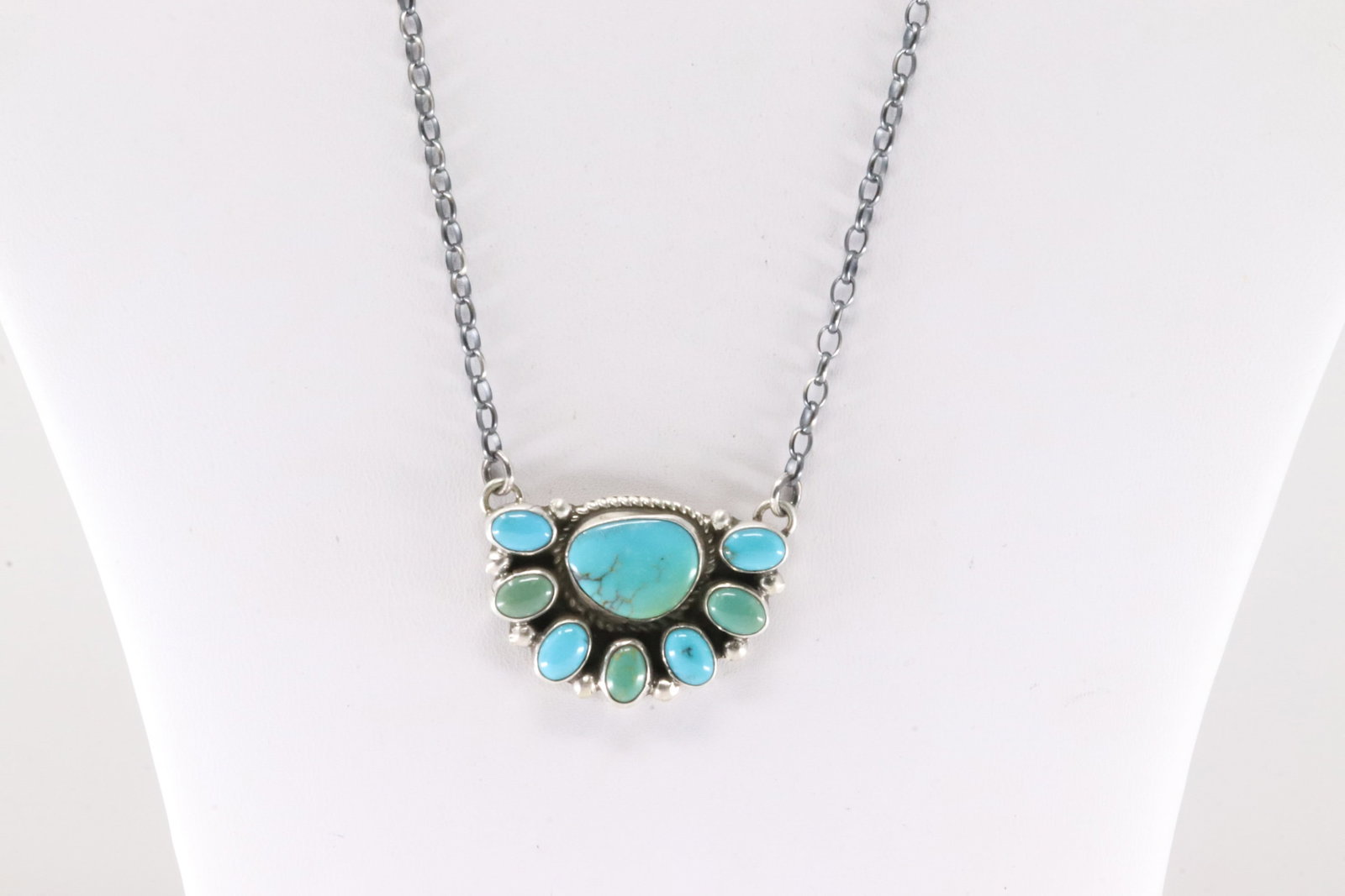 Native America Navajo Sterling Silver Kingman Turquoise Necklace By Geraldine James.: This is a Native America Navajo Sterling Silver Kingman Turquoise Necklace By Geraldine James. Necklace length: 18.00"