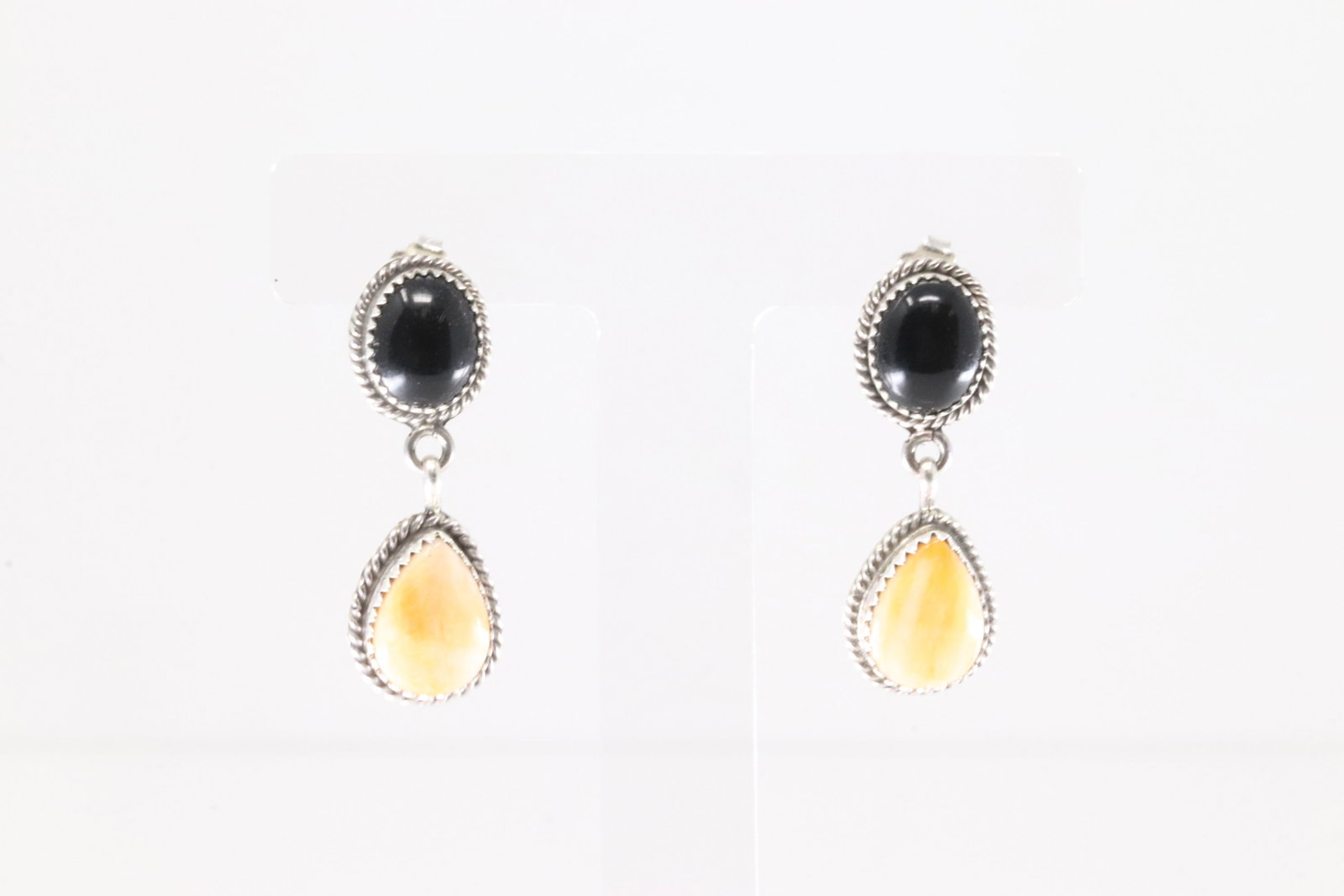 Native America Navajo Sterling Silver Spiny Oyster & Black Onyx Post / Dangling Earring's By Theresa: This is a Native America Navajo Sterling Silver Spiny Oyster & Black Onyx Post / Dangling Earring's By Theresa Smith.