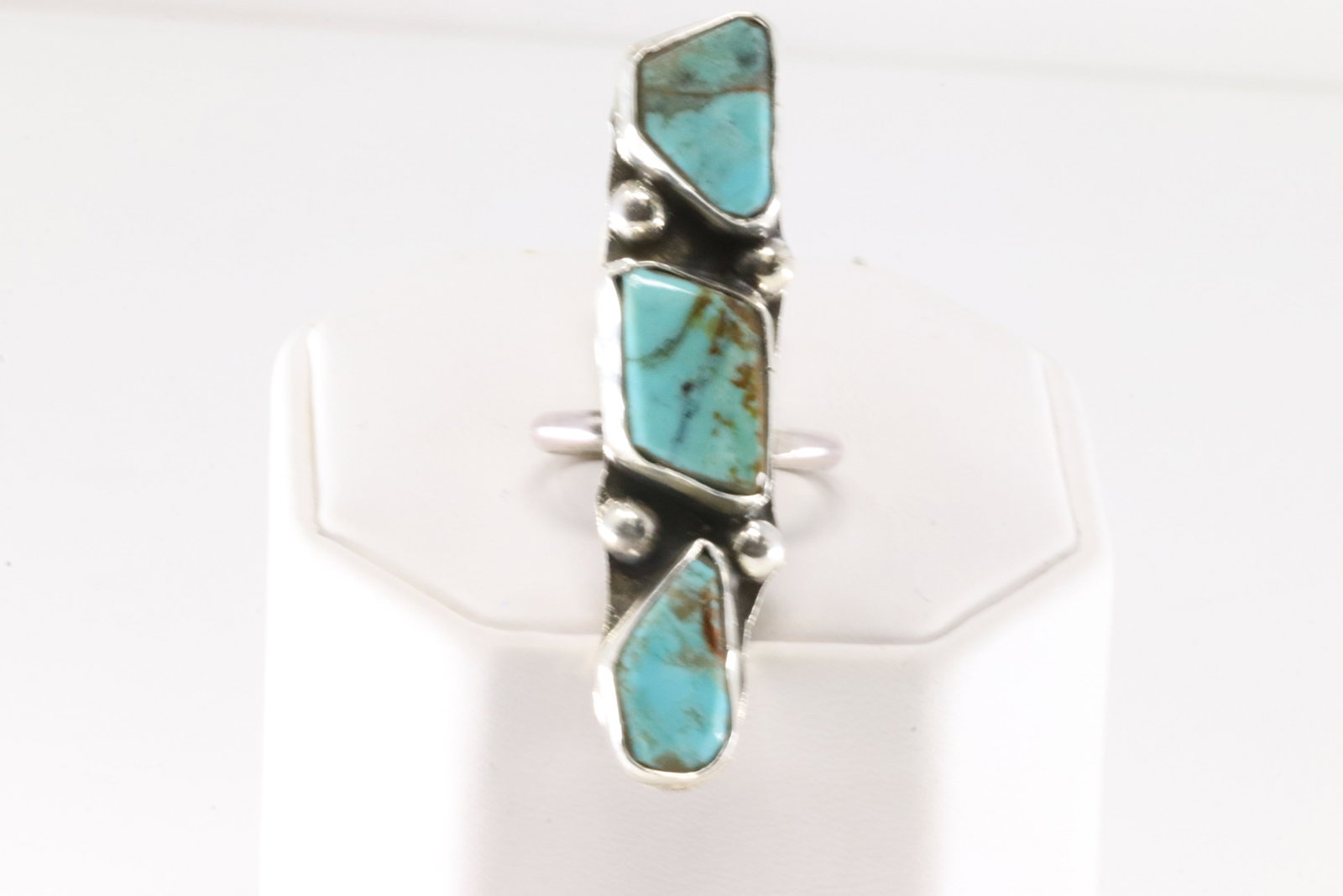 Native America Zuni Sterling Silver Kingman Turquoise Ring By Jude Candelaria.: This is a Native America Zuni Sterling Silver Kingman Turquoise Ring By Jude Candelaria. Ring size: 7.50.