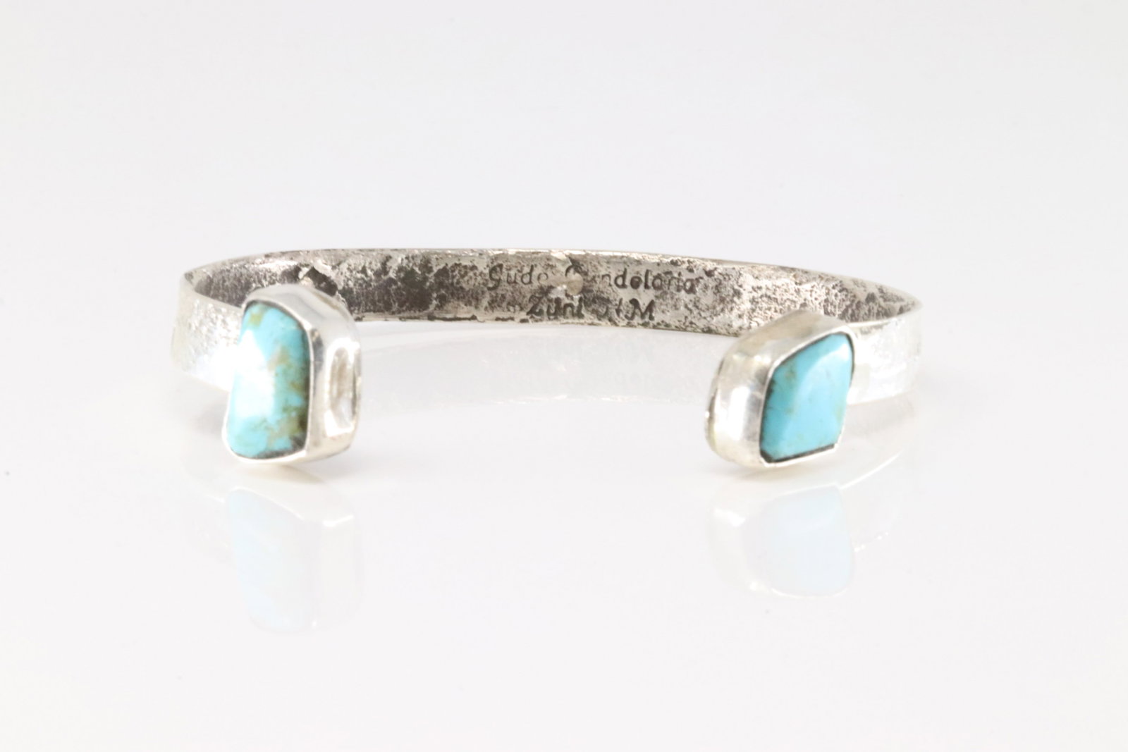 Native America Zuni Sterling Silver Kingman Turquoise Bracelet Cuff By Jude Candelaria.: This is a Native America Zuni Sterling Silver Kingman Turquoise Bracelet Cuff By Jude Candelaria.