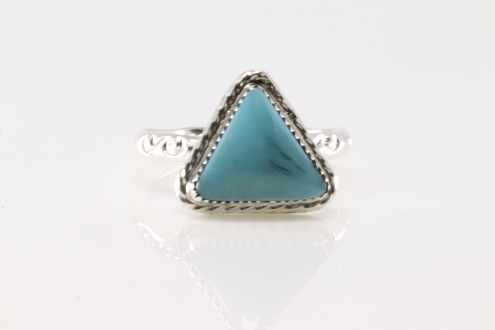 Native America Navajo Sterling Silver Turquoise Ring By Mike Smith.: This is a Native America Navajo Sterling Silver Turquoise Ring By Mike Smith. Ring size: 7.00.