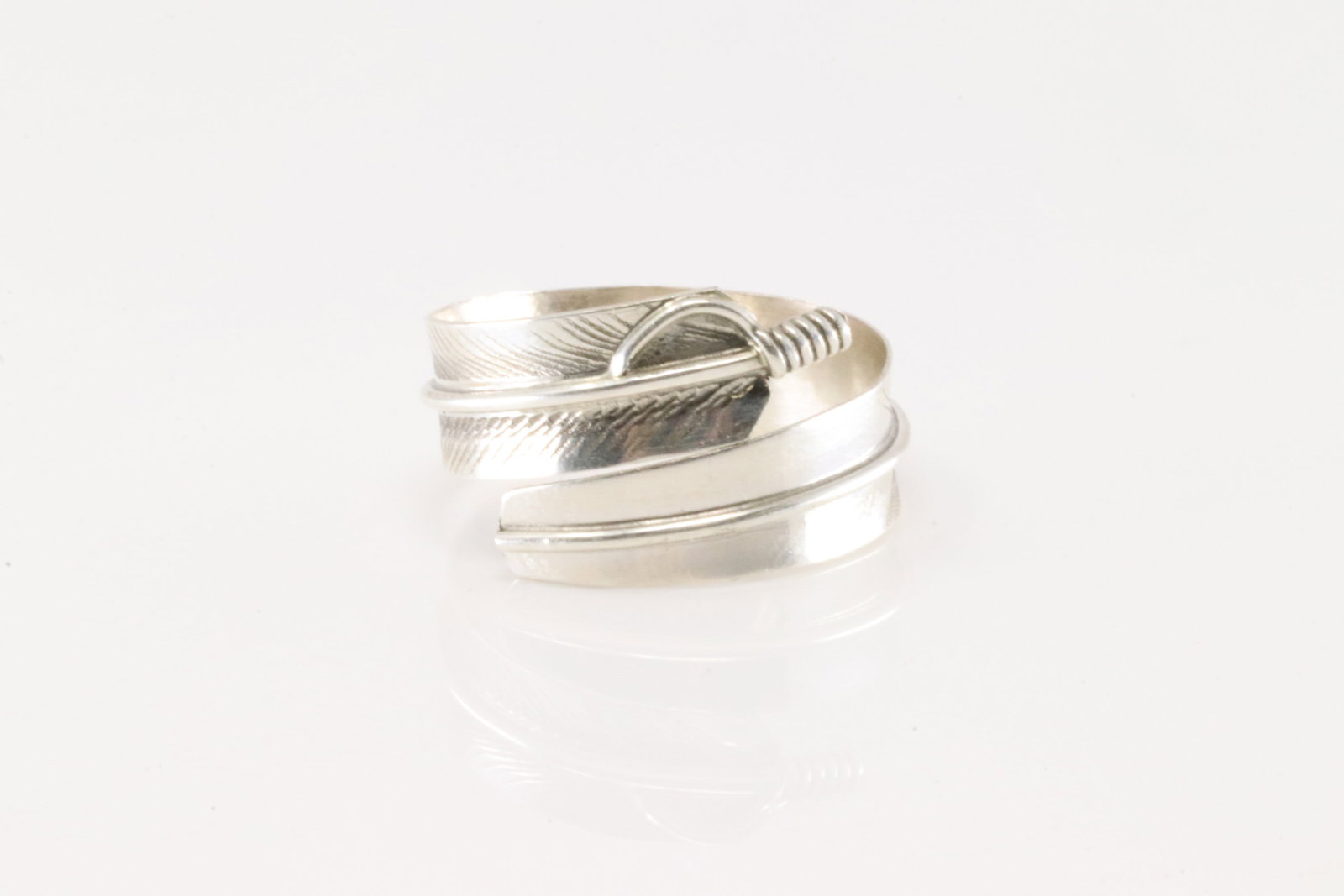 Native America Navajo Sterling Silver Solid Feather Ring.: This is a Native America Navajo Sterling Silver Solid Feather Ring. Ring size: 8.00.