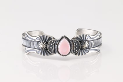 Native America Navajo Sterling Silver Pink Conch Shell Bracelet Cuff By Kevin Billah.