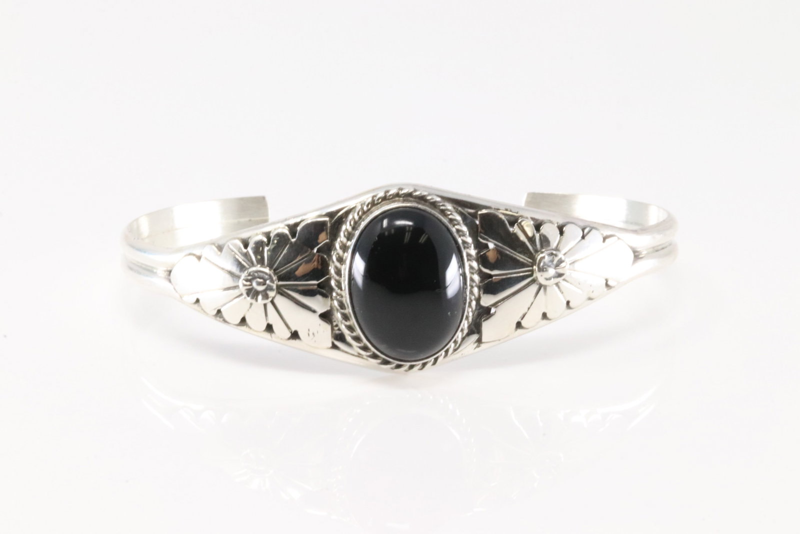 Native America Navajo Sterling Silver Black Onyx Bracelet Cuff By Renee Yazzie.: This is a Native America Navajo Sterling Silver Black Onyx Bracelet Cuff By Renee Yazzie.