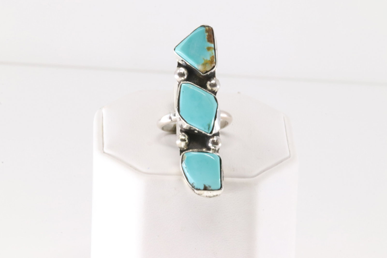Native America Zuni Sterling Silver Kingman Turquoise By Jude Candelaria.: This is a Native America Zuni Sterling Silver Kingman Turquoise By Jude Candelaria. Ring size: 7.50.