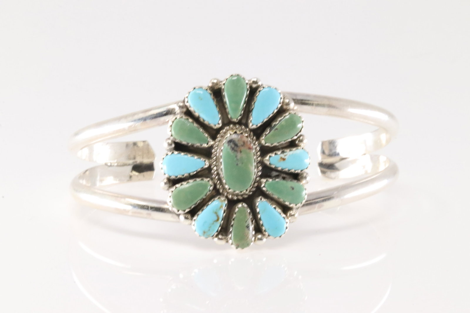 Native America Navajo Sterling Silver Kingman Turquoise Bracelet Cuff By Alicia Wilson.: This is a Native America Navajo Sterling Silver Kingman Turquoise Bracelet Cuff By Alicia Wilson.