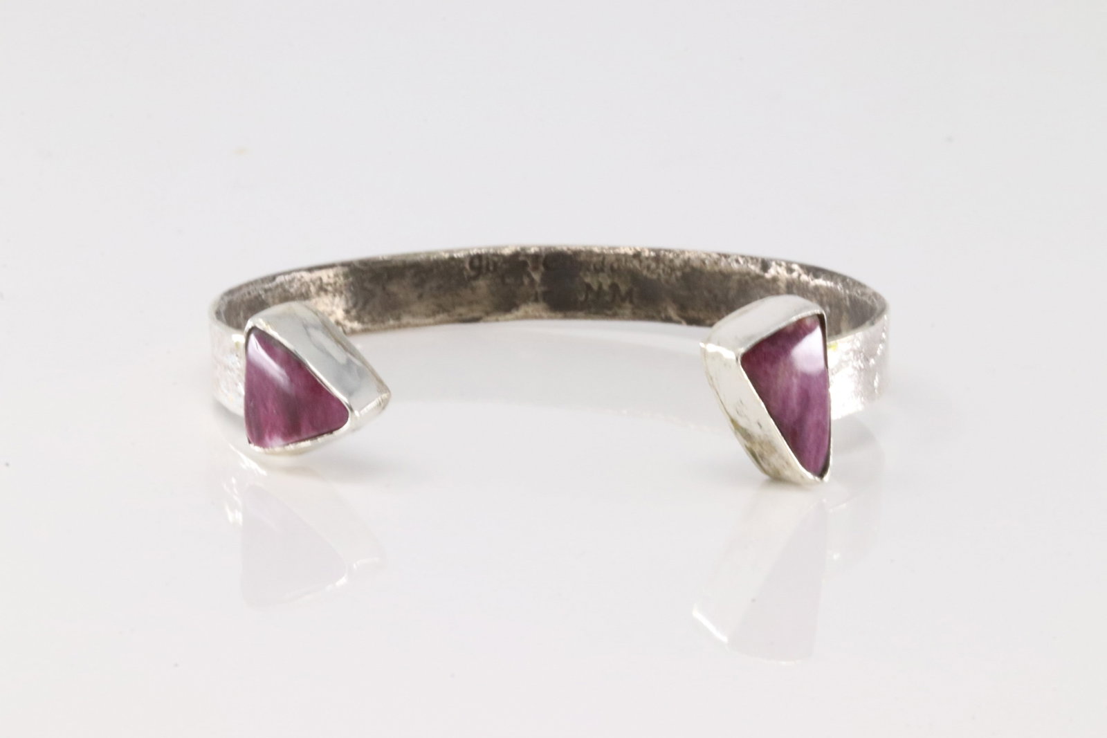 Native America Zuni Sterling Silver Purple Spiny Oyster Bracelet Cuff By Jude Candelaria.: This is a Native America Zuni Sterling Silver Purple Spiny Oyster Bracelet Cuff By Jude Candelaria.