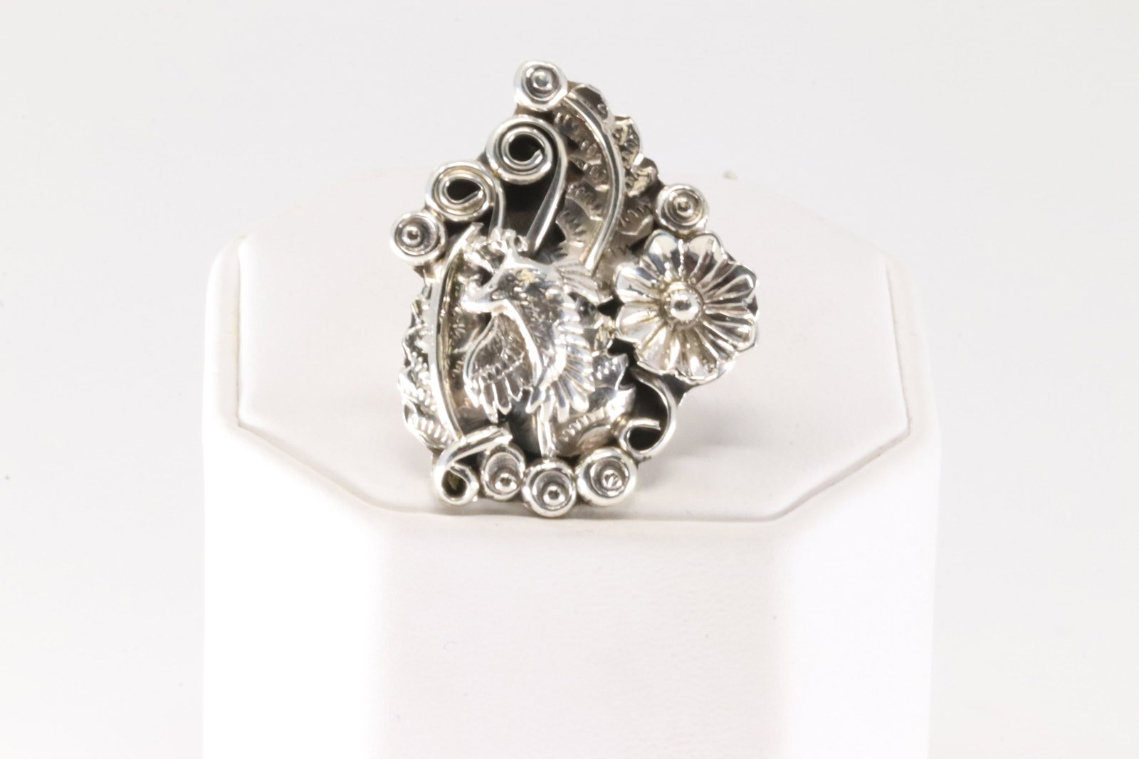 Native America Navajo Sterling Silver Floral Ring By Harry B.Yazzie.: This is a Native America Navajo Sterling Silver Floral Ring By Harry B.Yazzie. Ring size: 7.00.