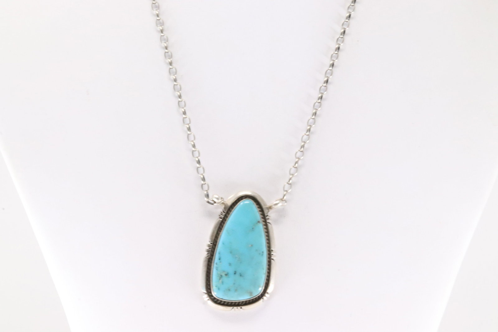 Native America Navajo Sterling Silver Kingman Turquoise Necklace By Alfred Martinez.: This is a Native America Navajo Sterling Silver Kingman Turquoise Necklace By Alfred Martinez. Necklace elngth: 16.00"