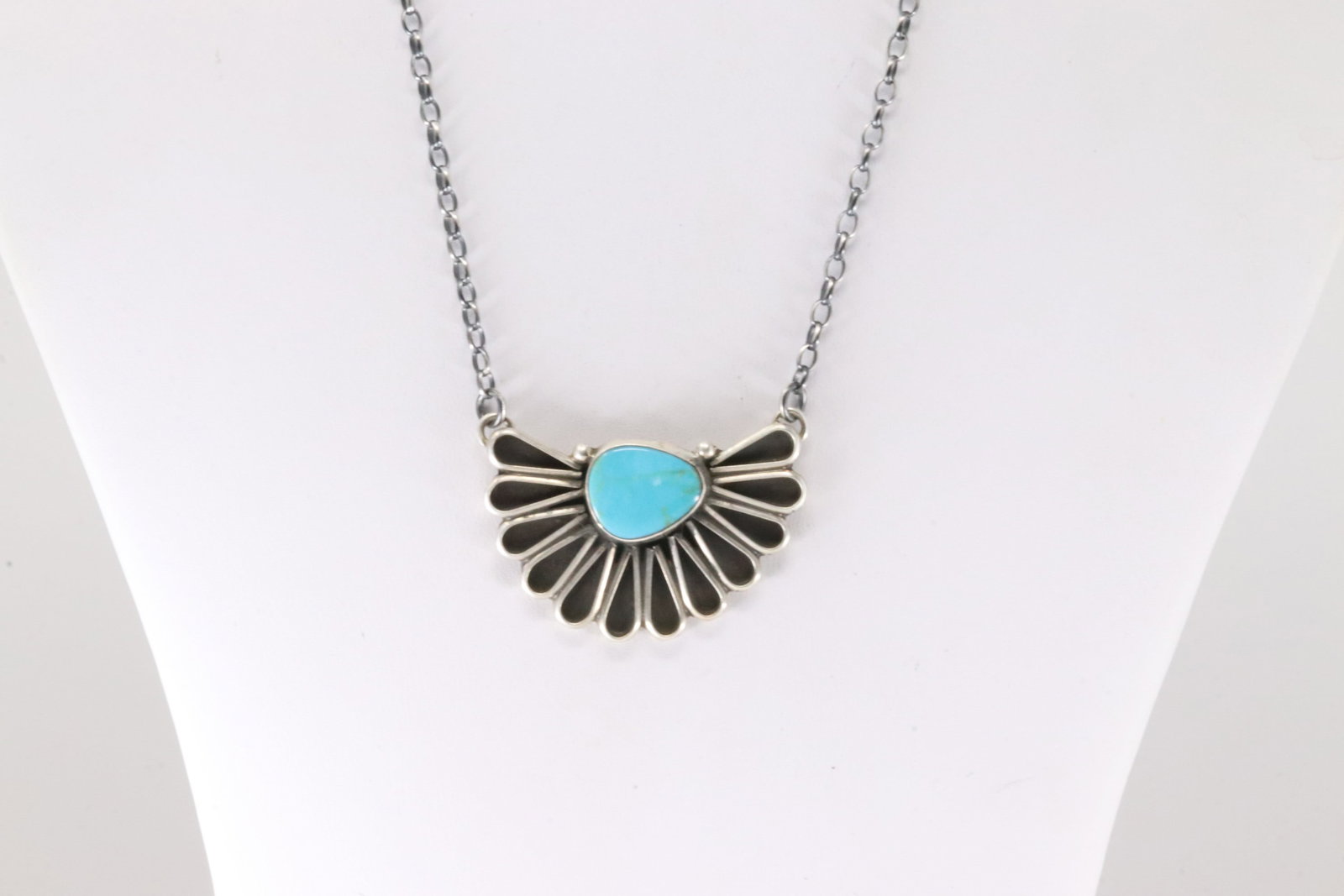 Native America Navajo Sterling Silver Kingman Turquoise Necklace By Geraldine James.: This is a Native America Navajo Sterling Silver Kingman Turquoise Necklace By Geraldine James. Necklace length: 16.00"