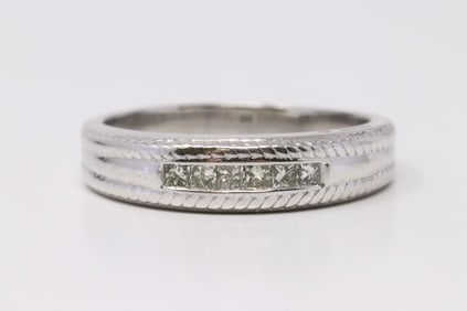 14Kt White Gold Diamond Ring.