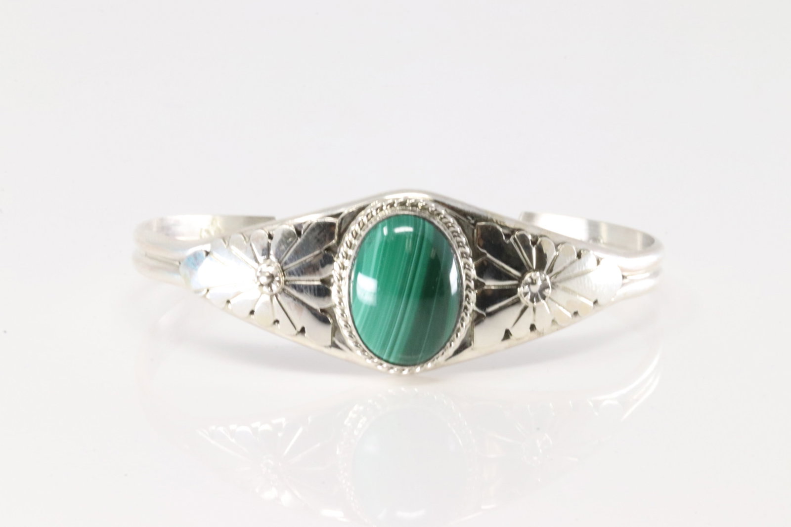 Native America Navajo Sterling Silver Malachite Bracelet Cuff By Renee Yazzie. (1 of 4)