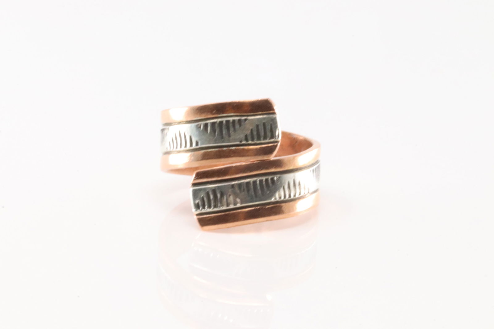 Native America Navajo Sterling Silver Copper Ring By Wylie Secatero.: Thisis a Native America Navajo Sterling Silver Copper Ring By Wylie Secatero. Ring size: 8.50.