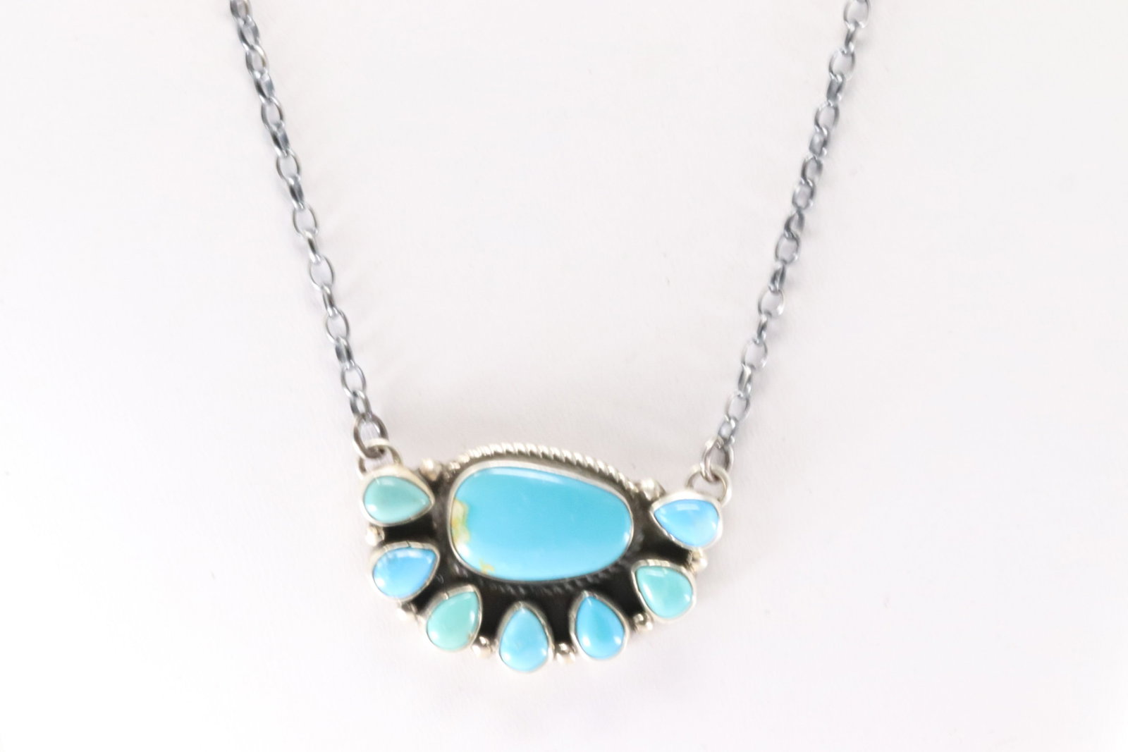 Native America Navajo Sterling Silver Kingman Turquoise Necklace By Geraldine James.: This is a Native America Navajo Sterling Silver Kingman Turquoise Necklace By Geraldine James. Necklace length: 18.00"