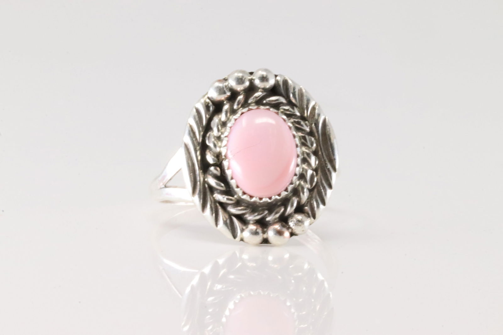 Native America Navajo Sterling Silver Pink Conch Shell Ring. (1 of 4)