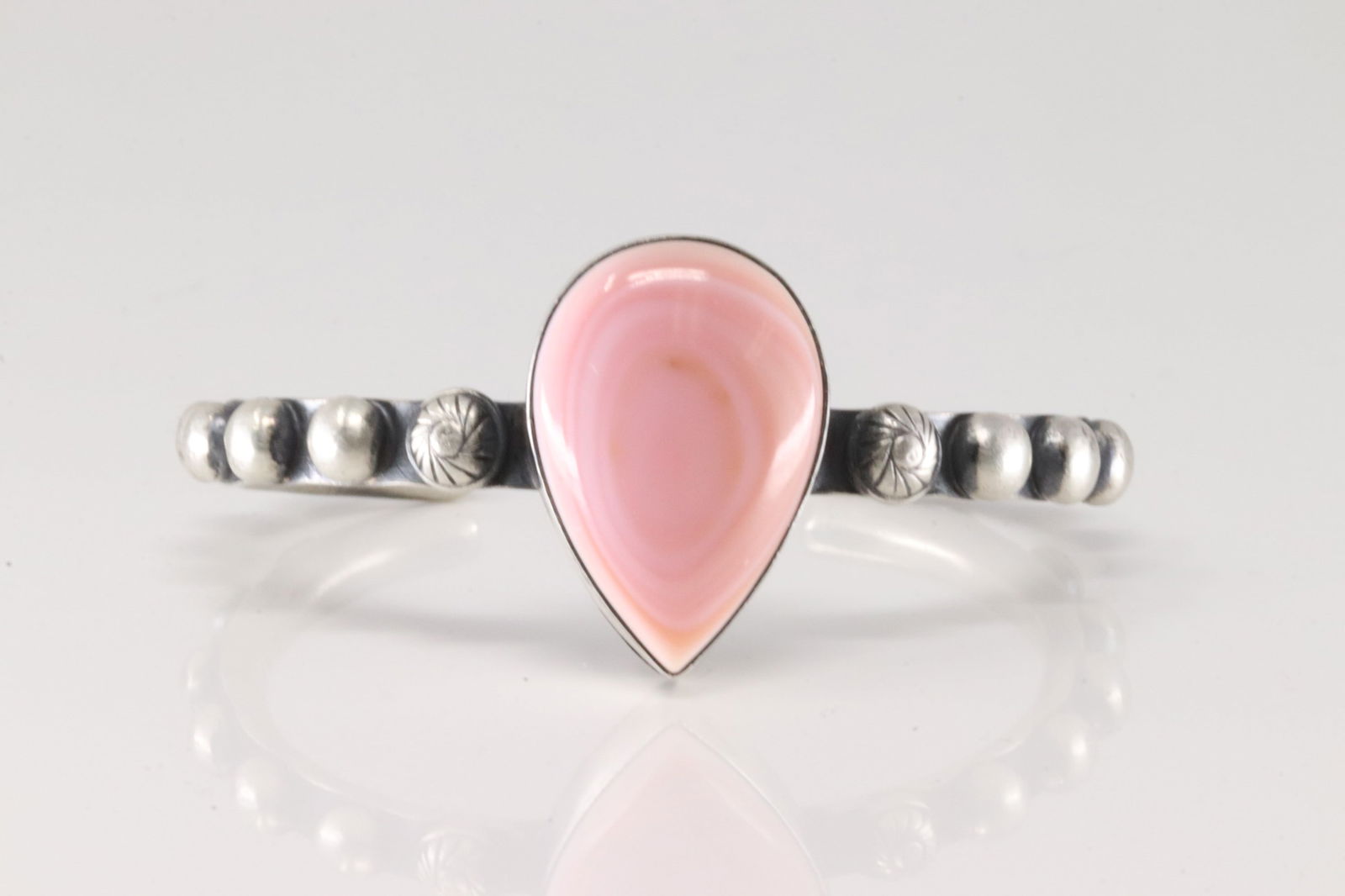 Native America Navajo Sterling Silver Pink Conch Shell Bracelet Cuff By Chimney Butte. (1 of 5)