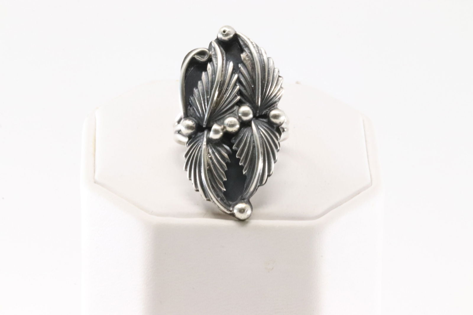 Native America Navajo Sterling Silver Leaf Ring By Gregg Yazzie.: This is a Native America Navajo Sterling Silver Leaf Ring By Gregg Yazzie. Ring size: 8.50.