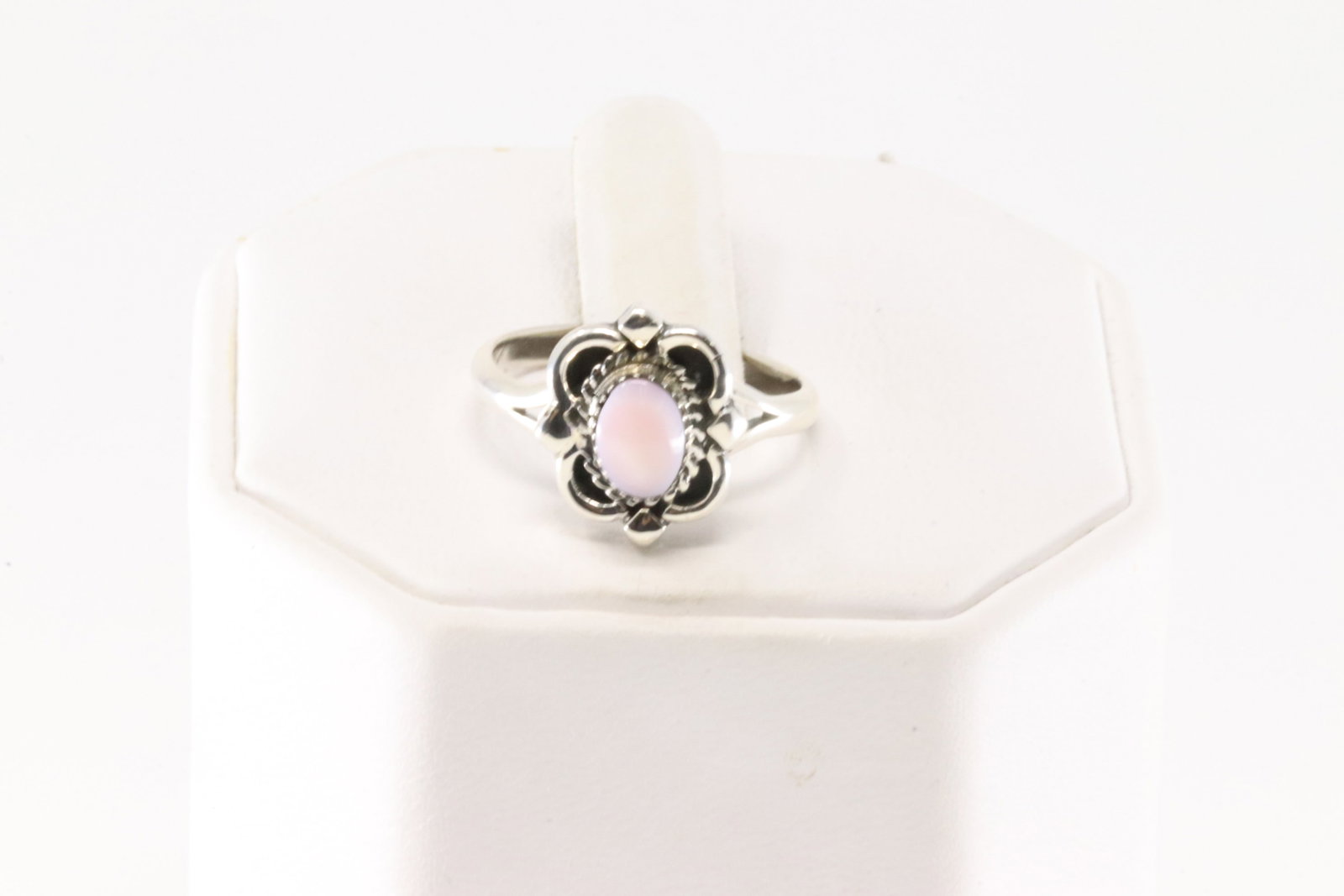 Native America Navajo Sterling Silver Pink Conch Shell Ring By Theresa Smith.: Thisis a Native America Navajo Sterling Silver Pink Conch Shell Ring By Theresa Smith. Ring size: 7.00.