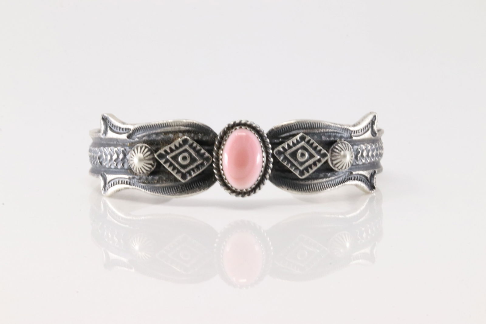 Native America Navajo Sterling Silver Pink Conch Shell Bracelet Cuff By Kevin Billah.: This is a Native America Navajo Sterling Silver Pink Conch Shell Bracelet Cuff By Kevin Billah.