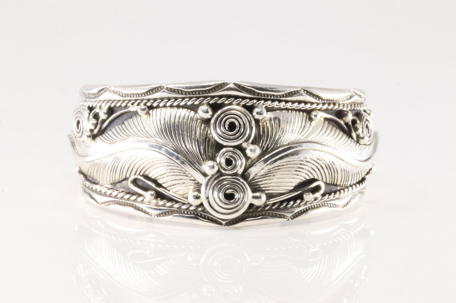 Native America Navajo Sterling Silver Leaf Bracelet Cuff By Darrell Morgan.: This is a Native America Navajo Sterling Silver Leaf Bracelet Cuff By Darrell Morgan.
