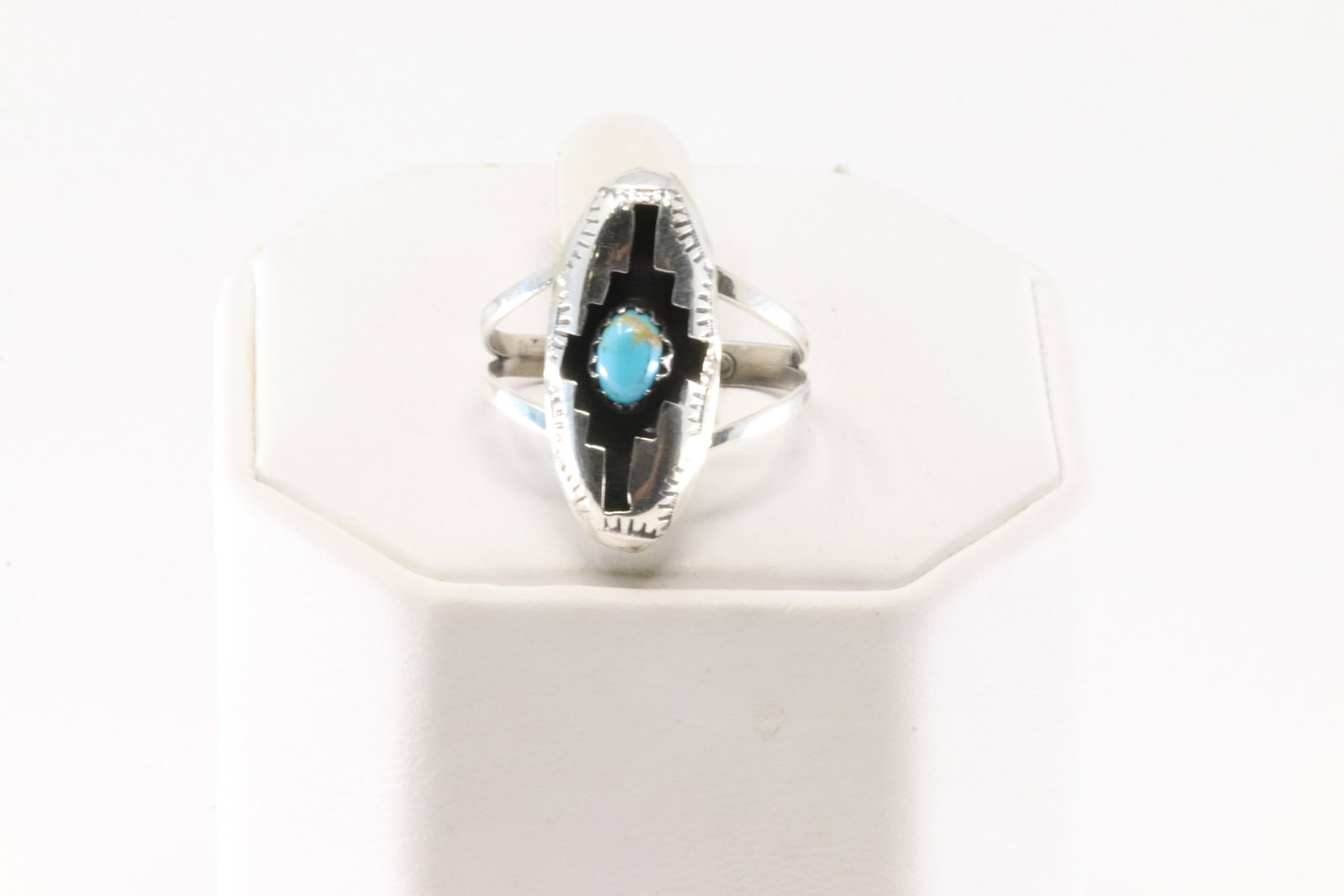 Native America Navajo Sterling Silver Turquoise Ring By Felix Perry.: This is a Native America Navajo Sterling Silver Turquoise Ring By Felix Perry. Ring size: 9.00.