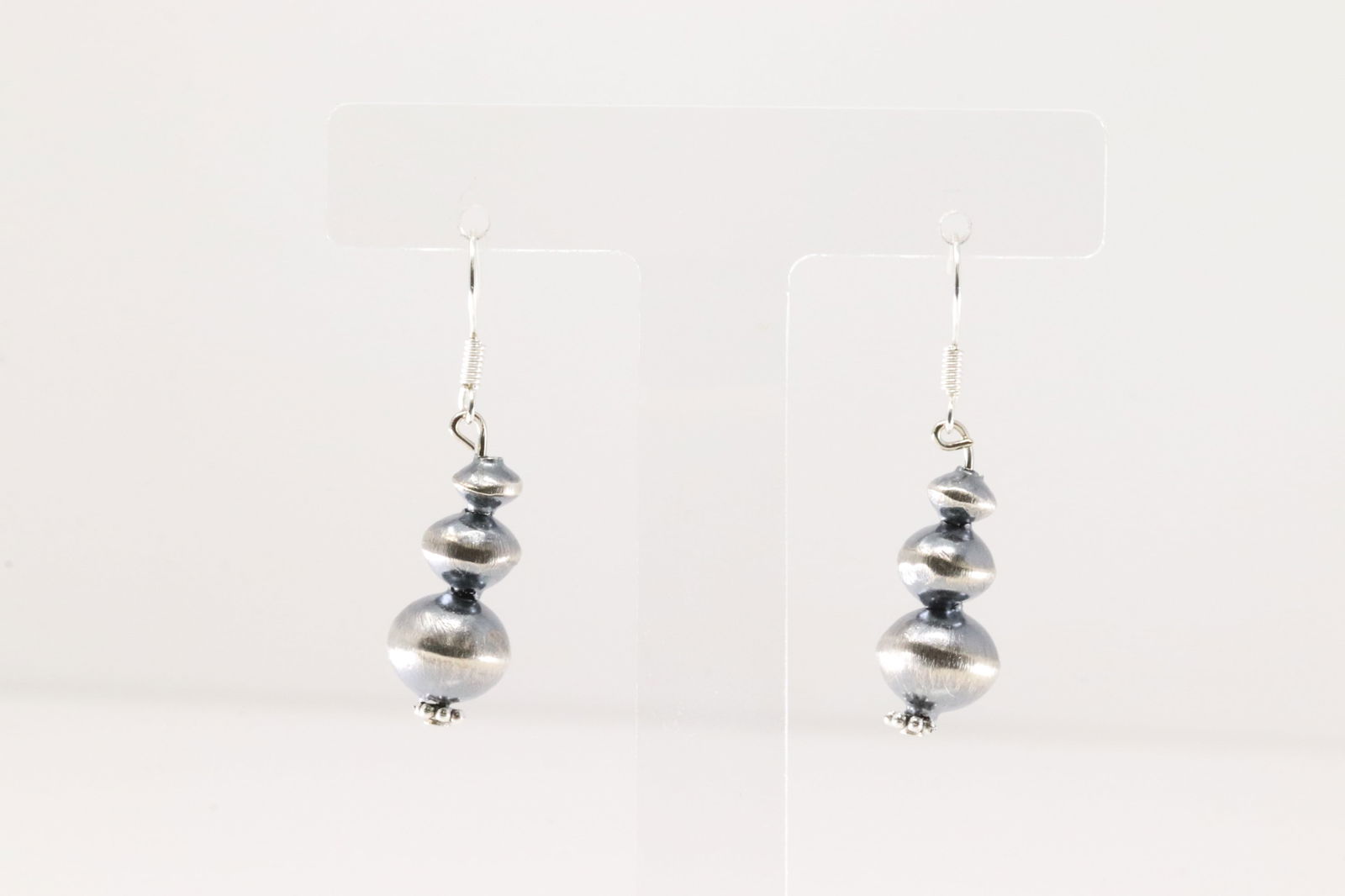 Native America Navajo Sterling Silver Pearl Beaded Dangling Earring's By Treva Jim.: This is a Native America Navajo Sterling Silver Pearl Beaded Dangling Earring's By Treva Jim.