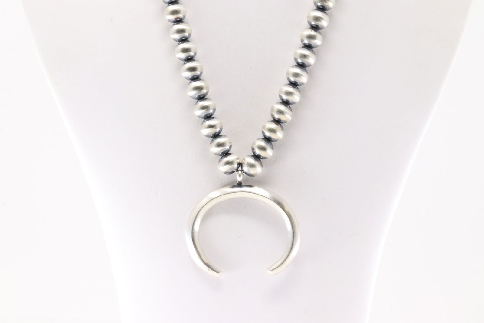 Native America Navajo Sterling Silver Pearl Beaded Naja Necklace By Dorinda Mariano.: This is a Native America Navajo Sterling Silver Pearl Beaded Naja Necklace By Dorinda Mariano. Necklace length: 18.00"