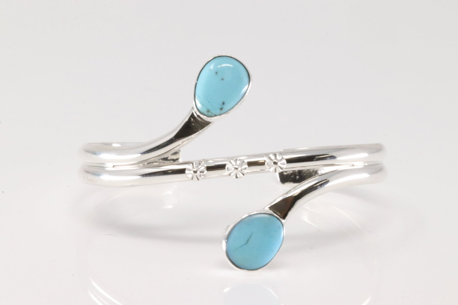 Native America Navajo Sterling Silver Turquoise Bracelet Cuff By Thomas Yazzie.: This is a Native America Navajo Sterling Silver Turquoise Bracelet Cuff By Thomas Yazzie.
