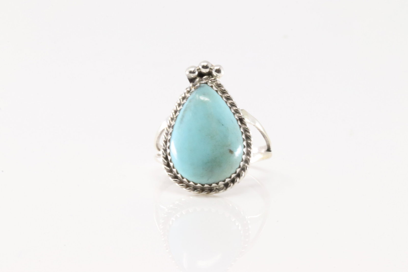 Native America Navajo Sterling Silver Turquoise Ring By Jamie Saunders.: This is a Native America Navajo Sterling Silver Turquoise Ring By Jamie Saunders. Ring size: 9.00.