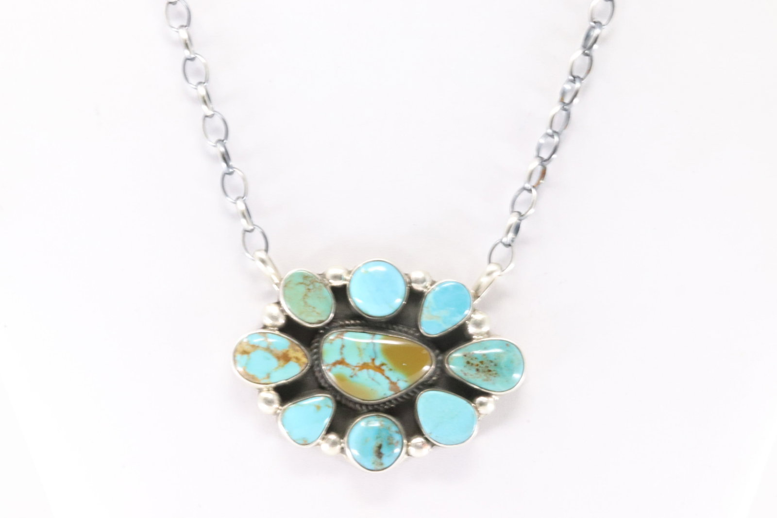 Native America Navajo Sterling Silver Kingman Turquoise Necklace Geraldine James.: This is a Native America Navajo Sterling Silver Kingman Turquoise Necklace Geraldine James. Necklace length: 16.00"