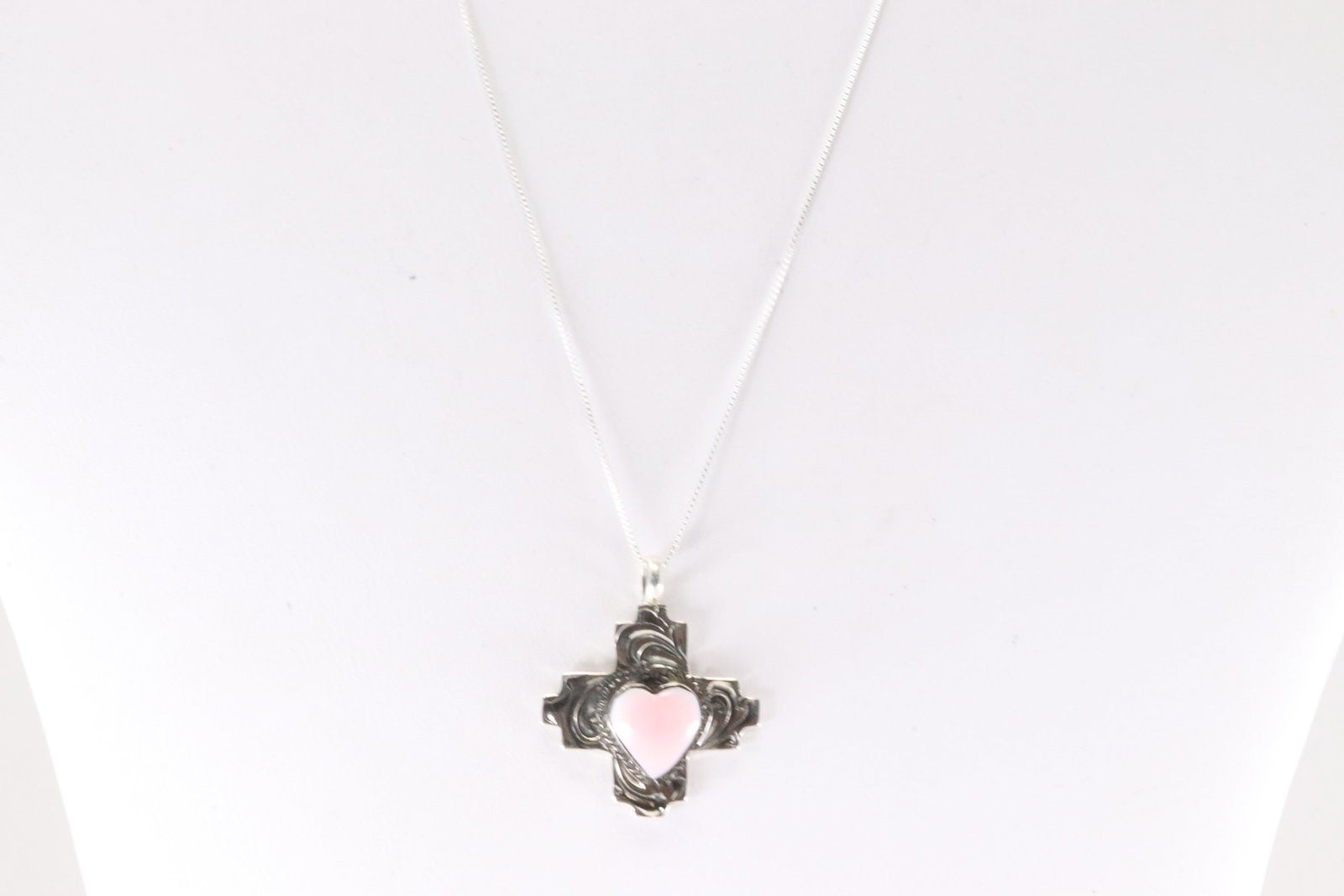 Native America Navajo Sterling Silver Pink Conch Shell Heart Necklace By Arthur Burgermon.: This is a Native America Navajo Sterling Silver Pink Conch Shell Heart Necklace By Arthur Burgermon. Necklace length: 18.00"