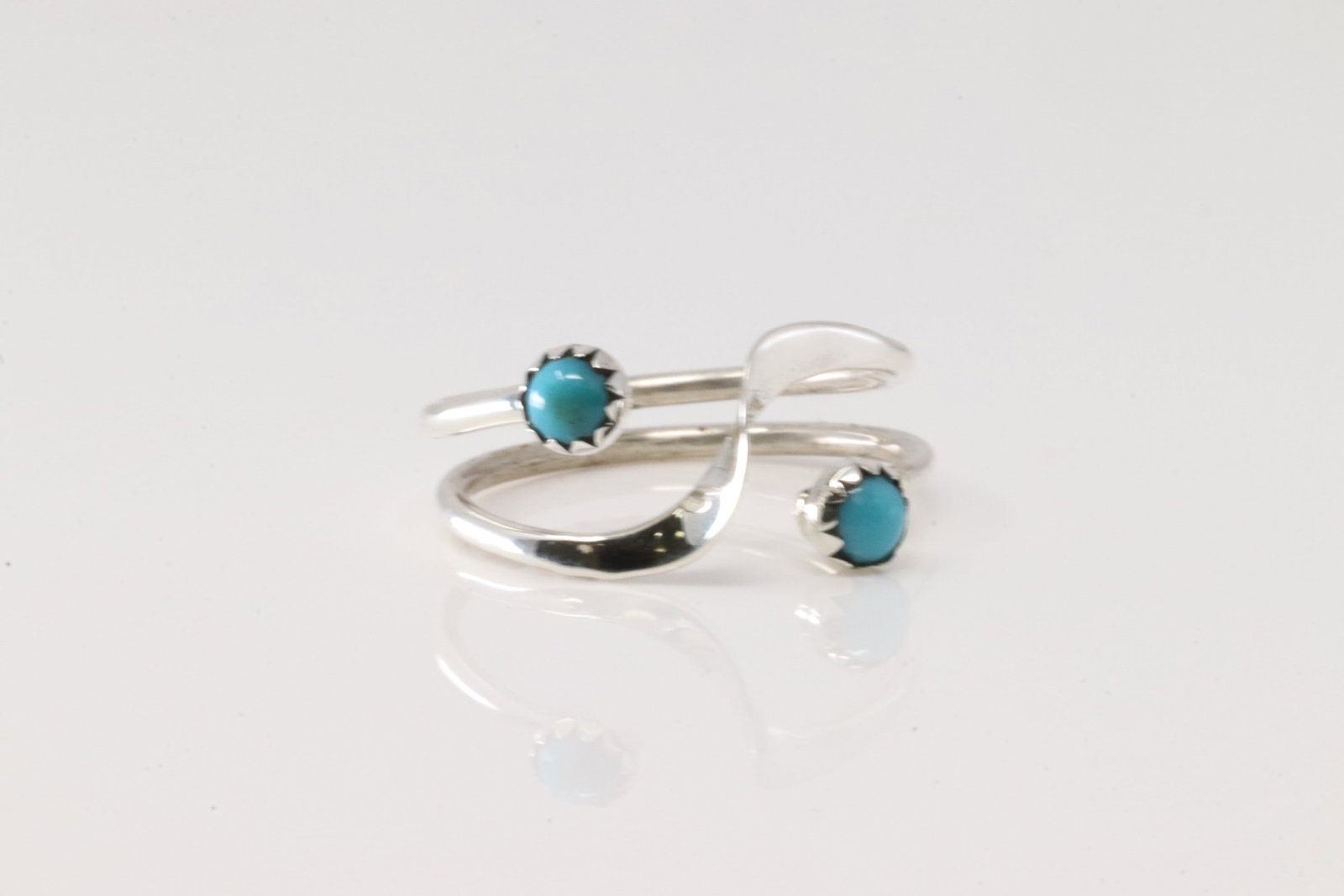 Native America Navajo Sterling Silver Turquoise Ring By Gerald & Yolanda Skeets.: This is a Native America Navajo Sterling Silver Turquoise Ring By Gerald & Yolanda Skeets. Ring size: 9.50.