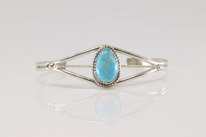 Native America Navajo Sterling Silver Turquoise Bracelet Cuff.
