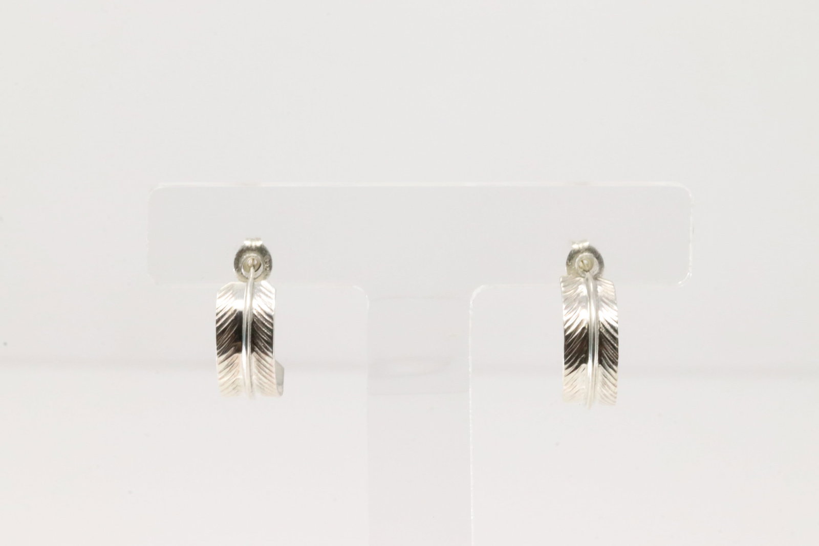Native America Navajo Sterling Silver Feather Hoop Earring's By Aaron Davis.: This is a Native America Navajo Sterling Silver Feather Hoop Earring's By Aaron Davis.