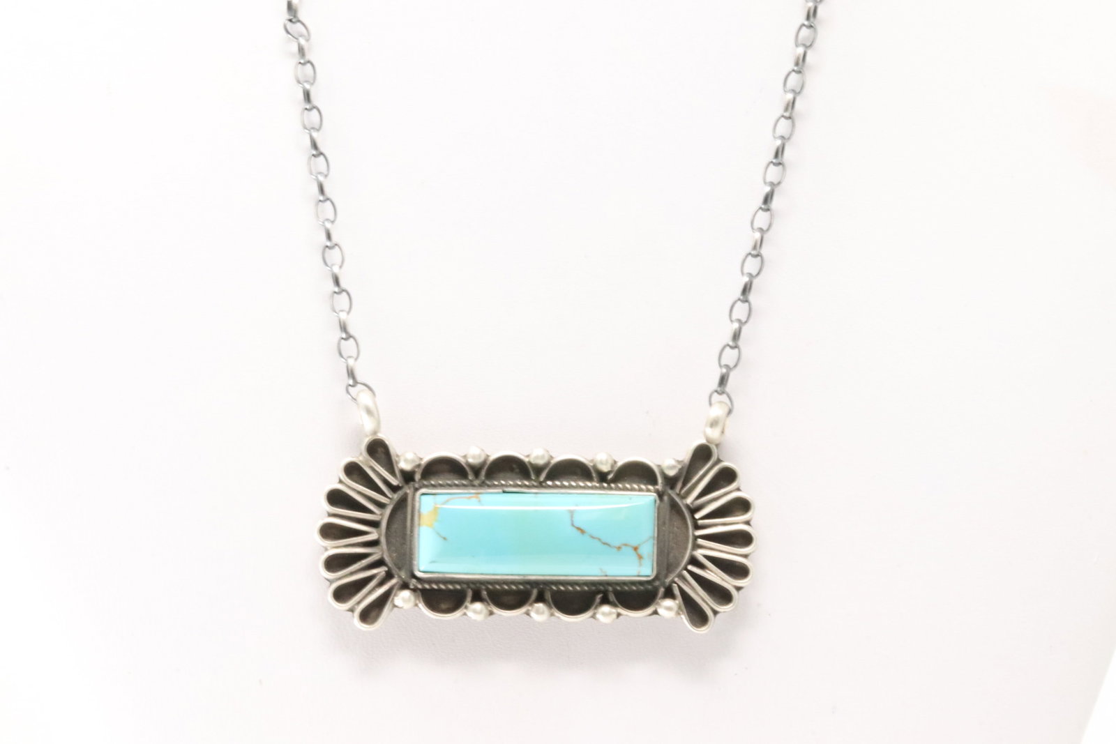 Native America Navajo Sterling Silver Kingman Turquoise Necklace By Geraldine James.: This is a Native America Navajo Sterling Silver Kingman Turquoise Necklace By Geraldine James. Necklace length: 16.00"