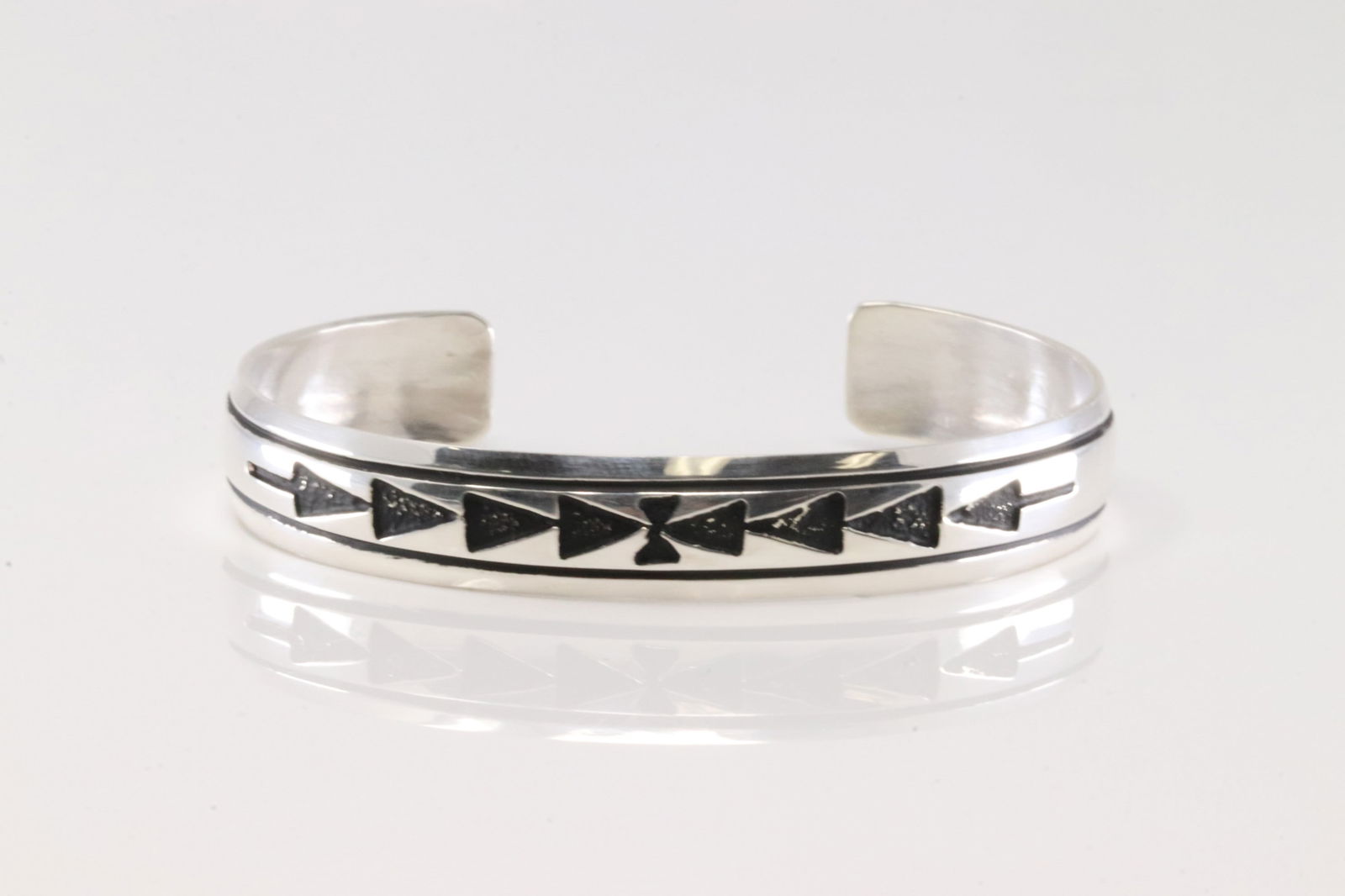 Native America Navajo Sterling Silver Solid Design Bracelet Cuff By T&R Singer. (1 of 3)